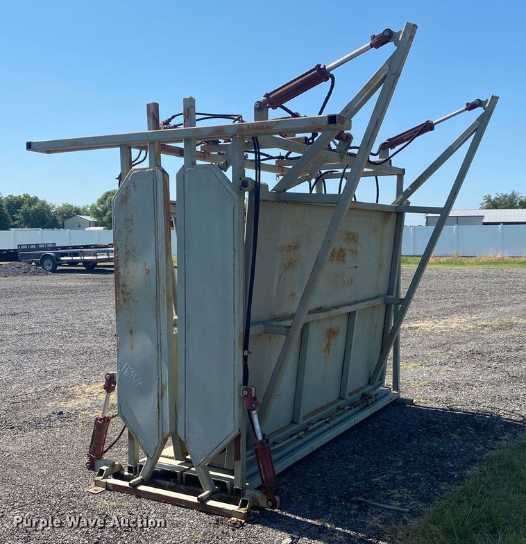 image for item JA9167 Livestock squeeze chute