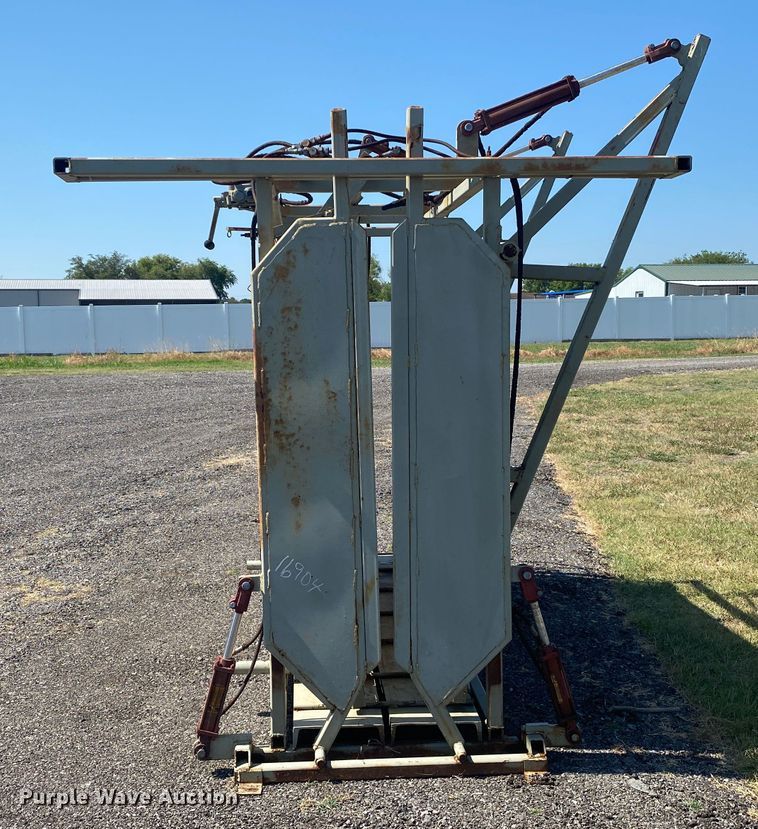 image for item JA9167 Livestock squeeze chute