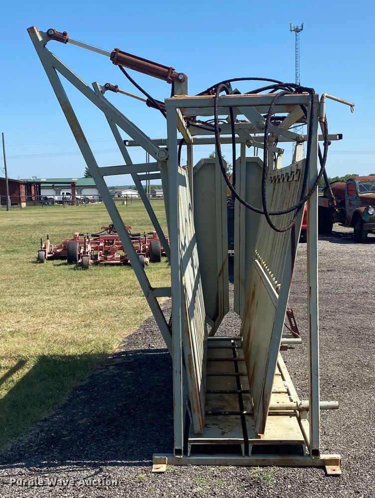 image for item JA9167 Livestock squeeze chute