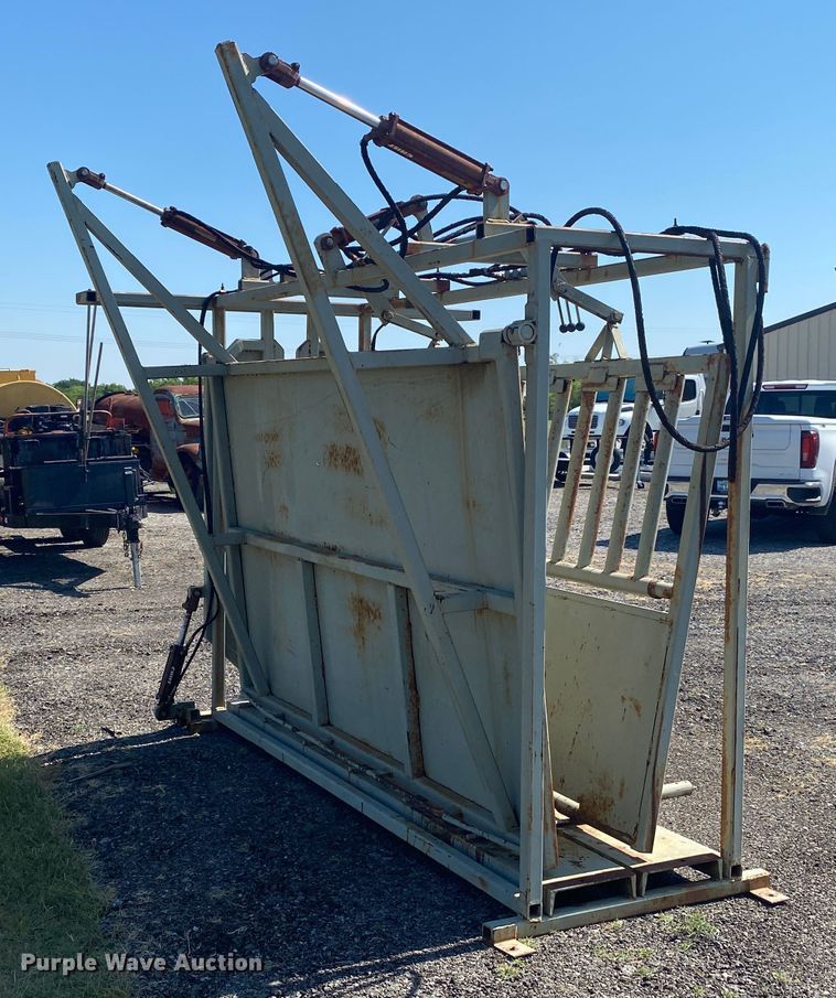 image for item JA9167 Livestock squeeze chute