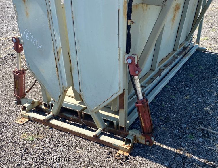 image for item JA9167 Livestock squeeze chute