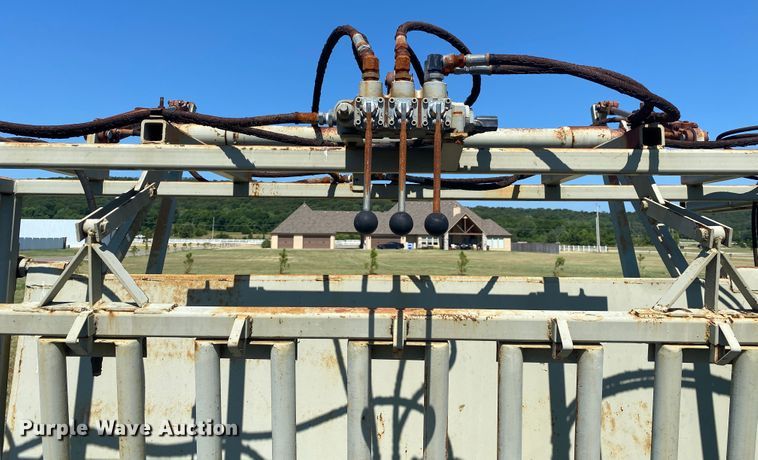 image for item JA9167 Livestock squeeze chute