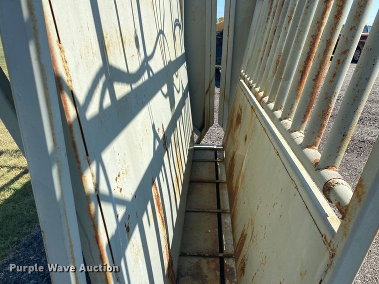 image for item JA9167 Livestock squeeze chute