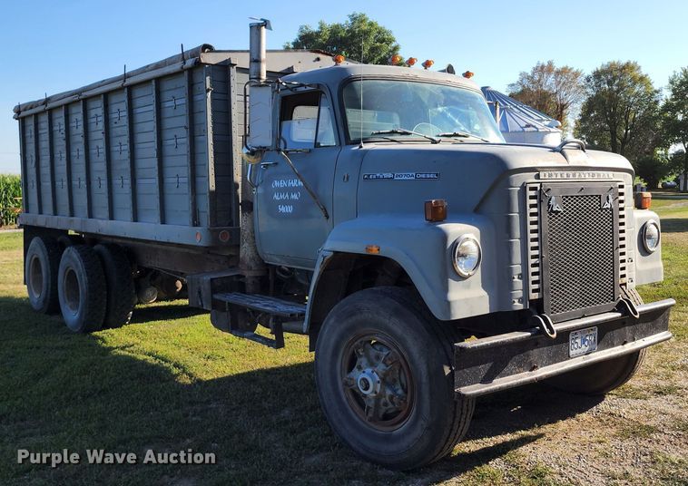 image for item JA9941 1977 International F2070A  grain truck