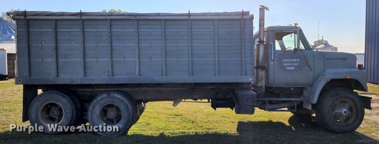 image for item JA9941 1977 International F2070A  grain truck