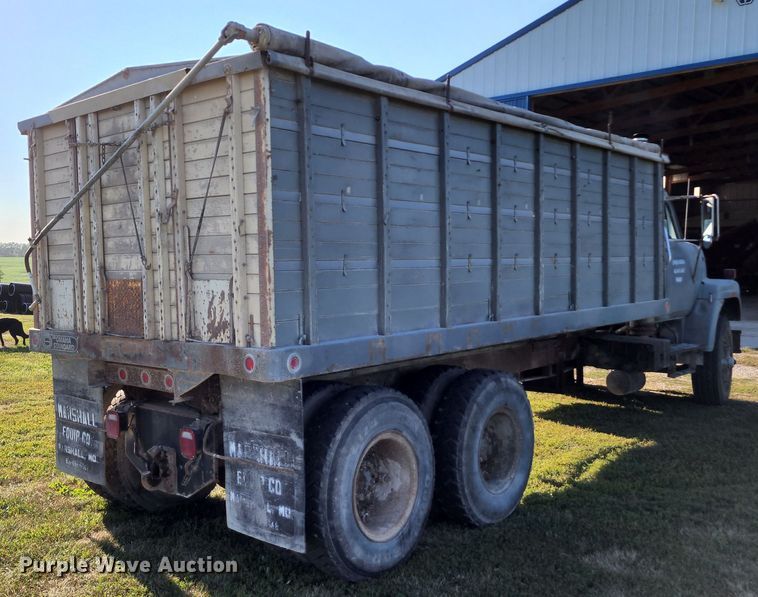 image for item JA9941 1977 International F2070A  grain truck