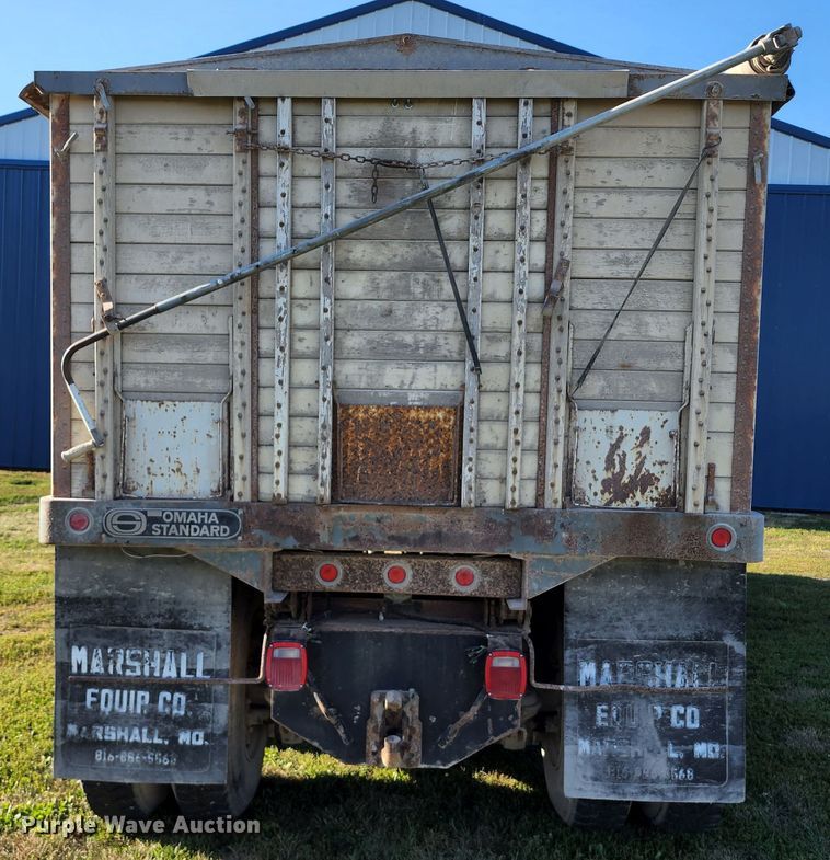 image for item JA9941 1977 International F2070A  grain truck