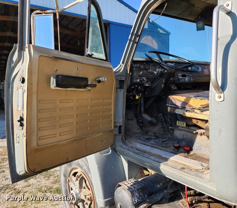 image for item JA9941 1977 International F2070A  grain truck