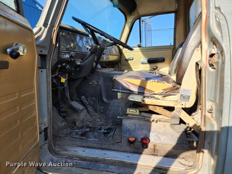 image for item JA9941 1977 International F2070A  grain truck