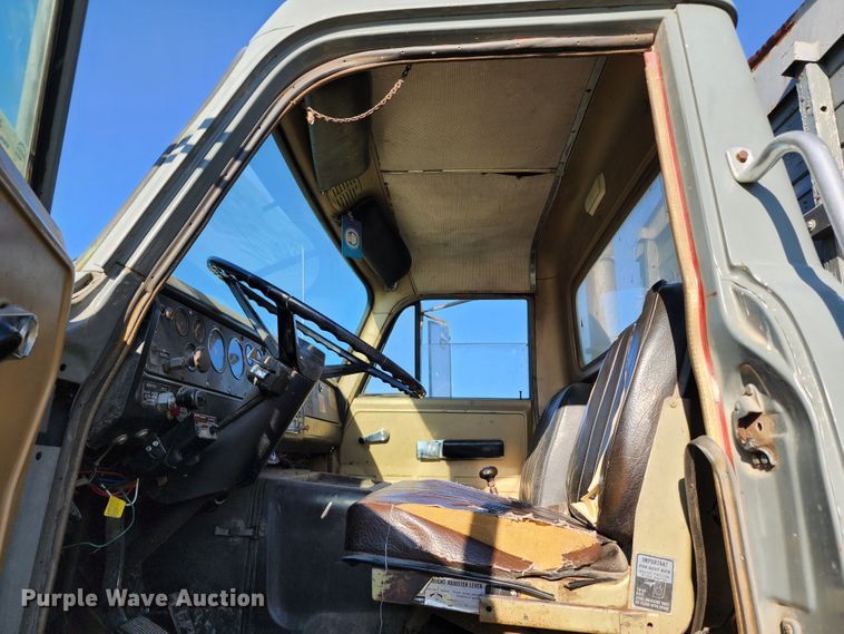 image for item JA9941 1977 International F2070A  grain truck