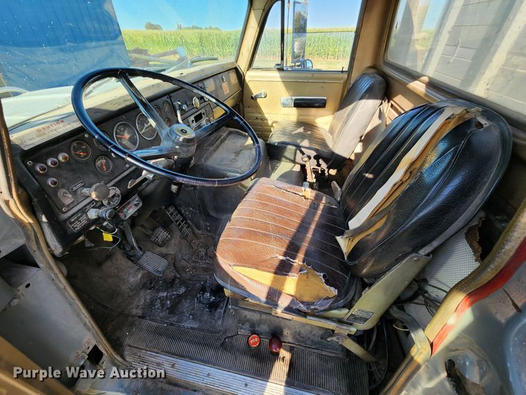image for item JA9941 1977 International F2070A  grain truck