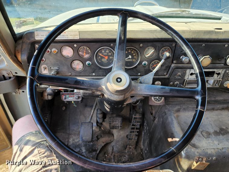 image for item JA9941 1977 International F2070A  grain truck