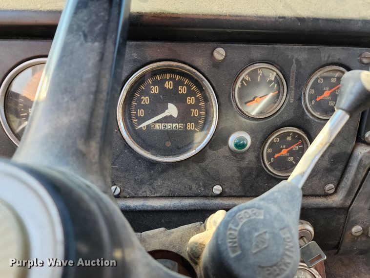 image for item JA9941 1977 International F2070A  grain truck