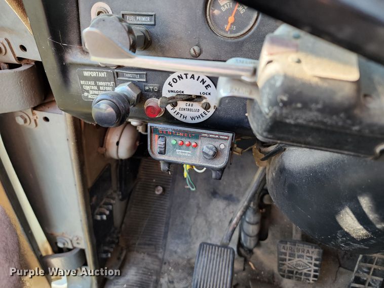 image for item JA9941 1977 International F2070A  grain truck