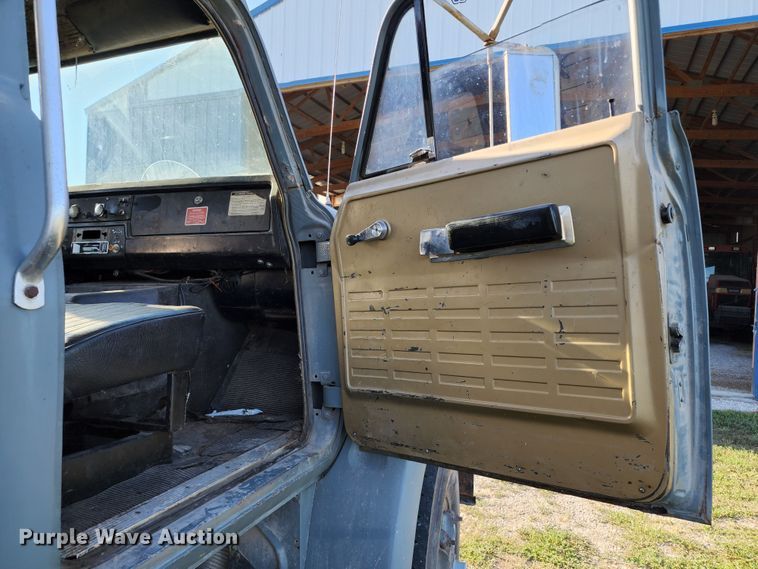 image for item JA9941 1977 International F2070A  grain truck