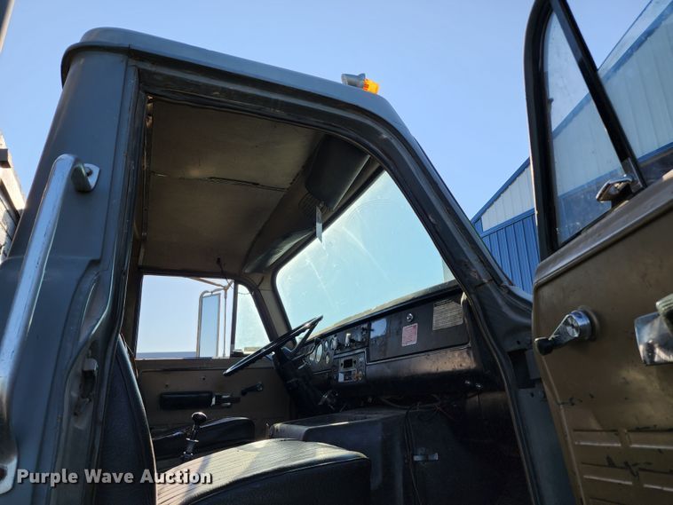 image for item JA9941 1977 International F2070A  grain truck