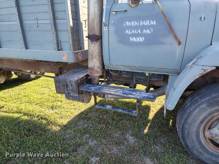 image for item JA9941 1977 International F2070A  grain truck