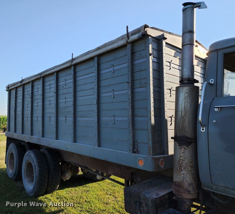 image for item JA9941 1977 International F2070A  grain truck