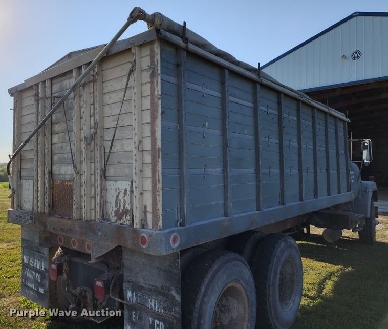 image for item JA9941 1977 International F2070A  grain truck