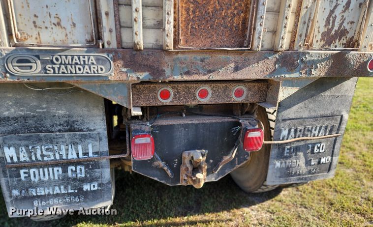 image for item JA9941 1977 International F2070A  grain truck
