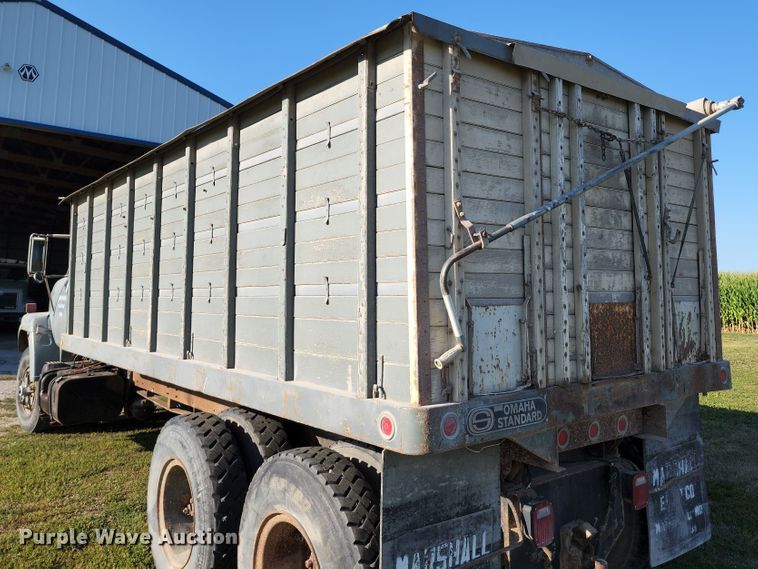 image for item JA9941 1977 International F2070A  grain truck