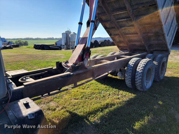 image for item JA9941 1977 International F2070A  grain truck
