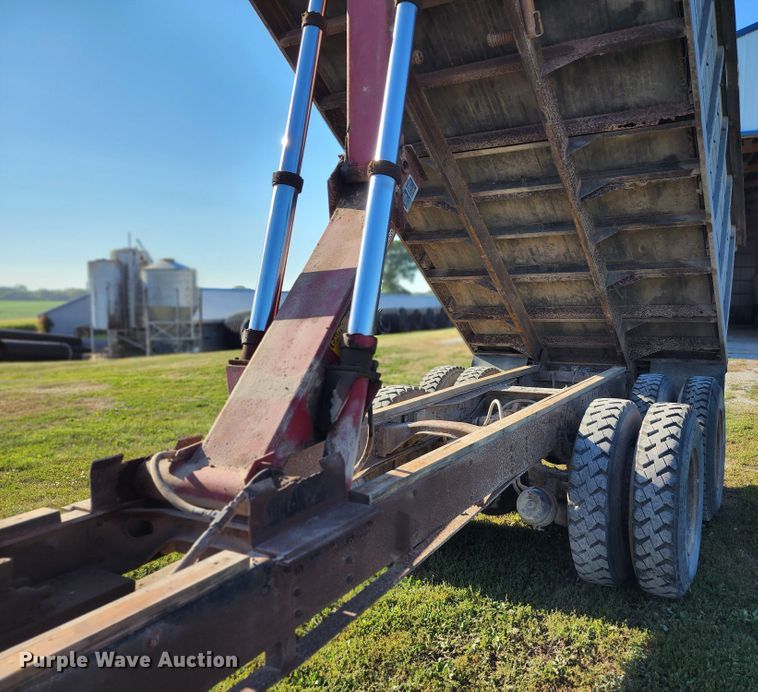 image for item JA9941 1977 International F2070A  grain truck