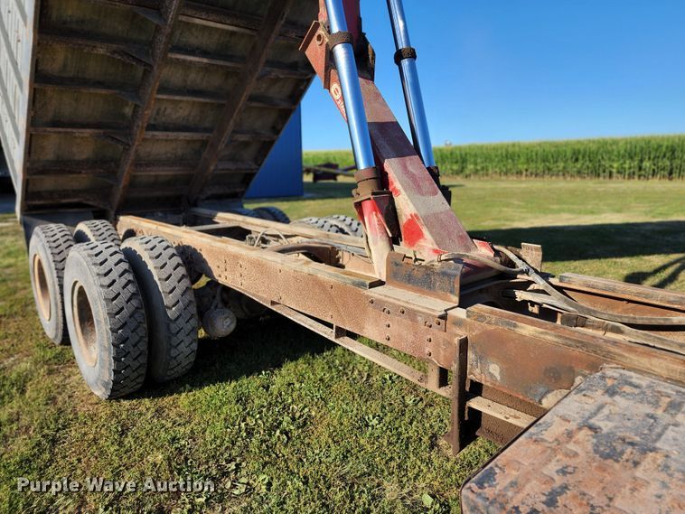 image for item JA9941 1977 International F2070A  grain truck