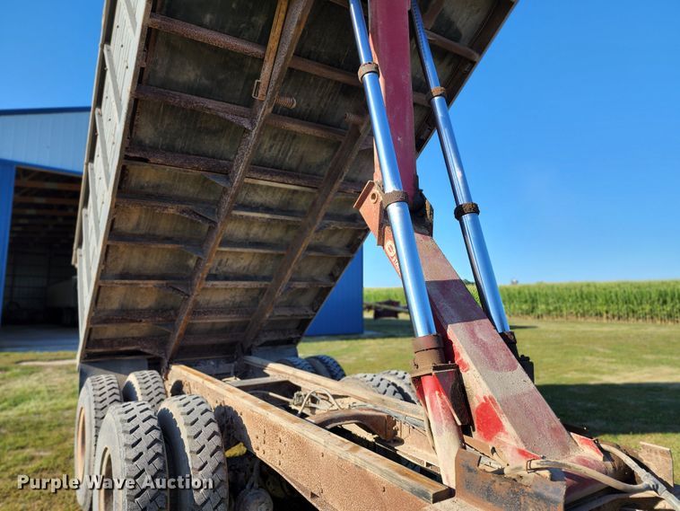 image for item JA9941 1977 International F2070A  grain truck