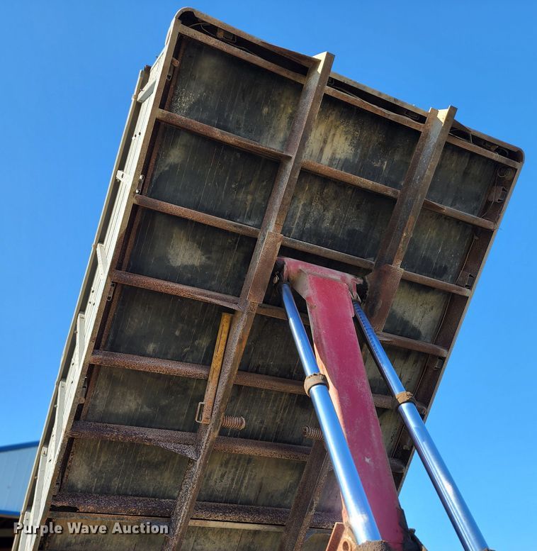 image for item JA9941 1977 International F2070A  grain truck