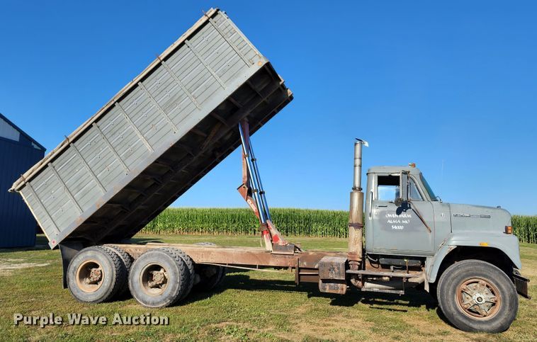 image for item JA9941 1977 International F2070A  grain truck