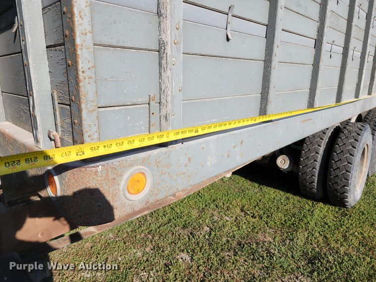 image for item JA9941 1977 International F2070A  grain truck