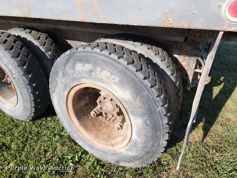 image for item JA9941 1977 International F2070A  grain truck