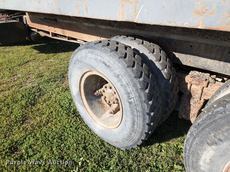 image for item JA9941 1977 International F2070A  grain truck