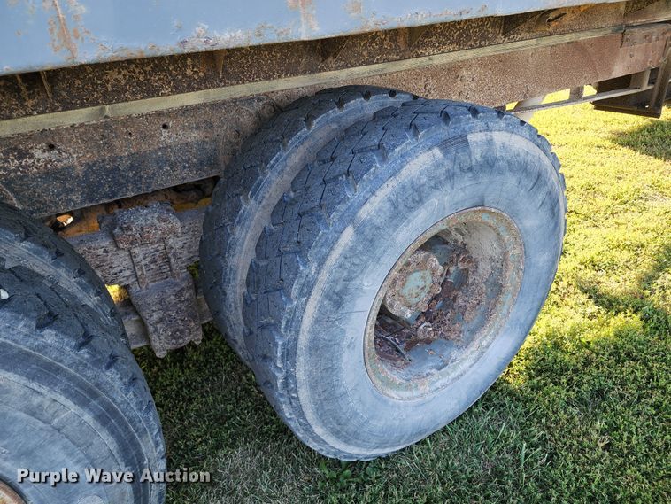 image for item JA9941 1977 International F2070A  grain truck