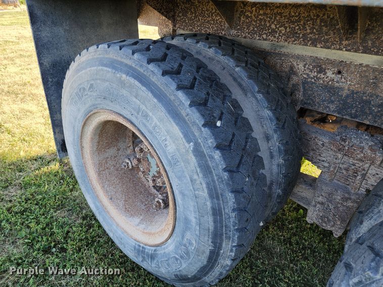 image for item JA9941 1977 International F2070A  grain truck