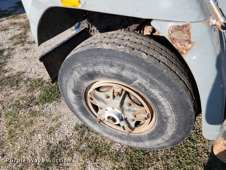 image for item JA9941 1977 International F2070A  grain truck