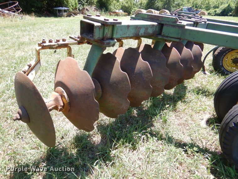 image for item LP9433 John Deere  tandem disk