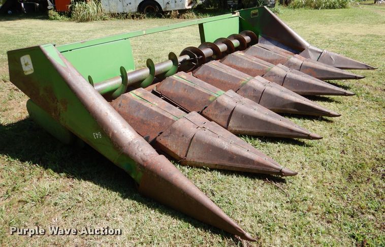 image for item LP9437 John Deere 643  corn head