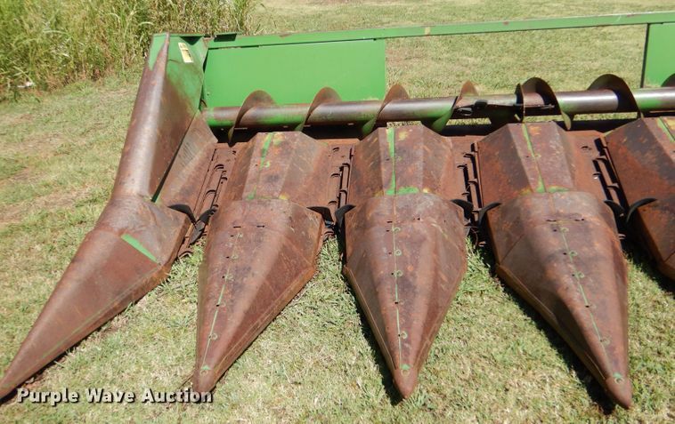 image for item LP9437 John Deere 643  corn head
