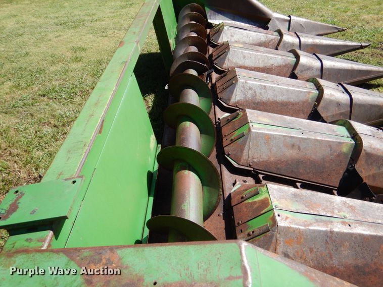 image for item LP9437 John Deere 643  corn head
