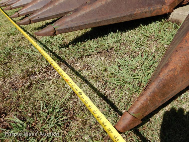 image for item LP9437 John Deere 643  corn head