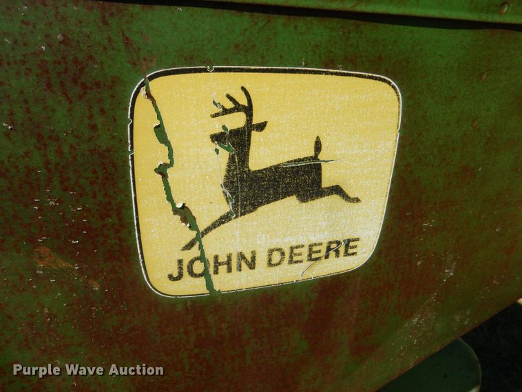 image for item LP9437 John Deere 643  corn head
