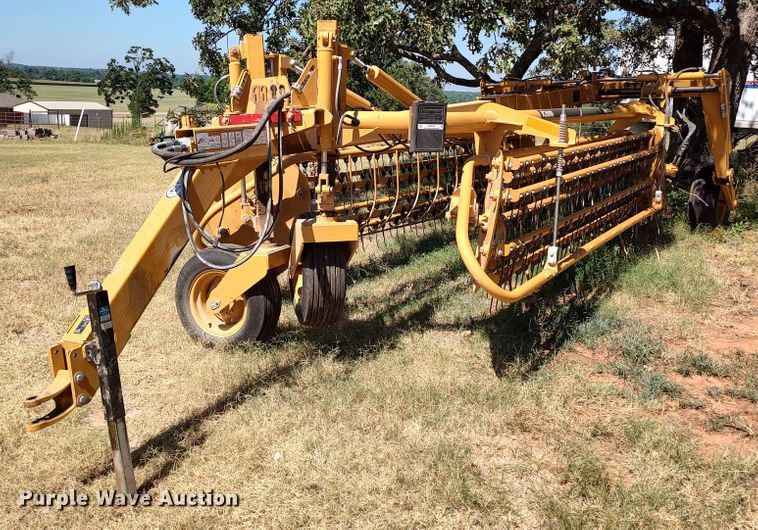 image for item MF9524 2021 Vermeer R2800  hay rake