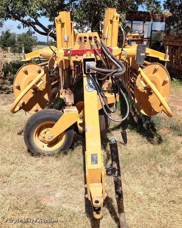 image for item MF9524 2021 Vermeer R2800  hay rake