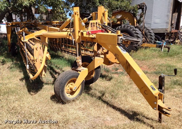 image for item MF9524 2021 Vermeer R2800  hay rake