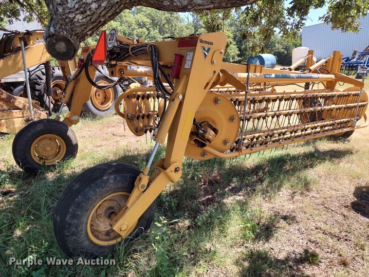 image for item MF9524 2021 Vermeer R2800  hay rake
