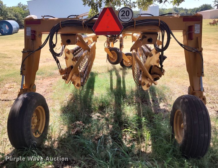 image for item MF9524 2021 Vermeer R2800  hay rake