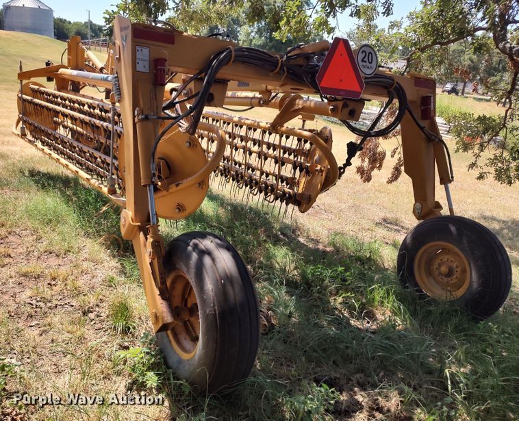 image for item MF9524 2021 Vermeer R2800  hay rake