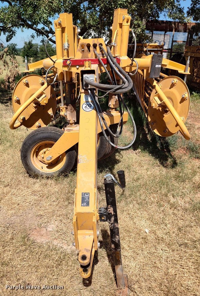 image for item MF9524 2021 Vermeer R2800  hay rake